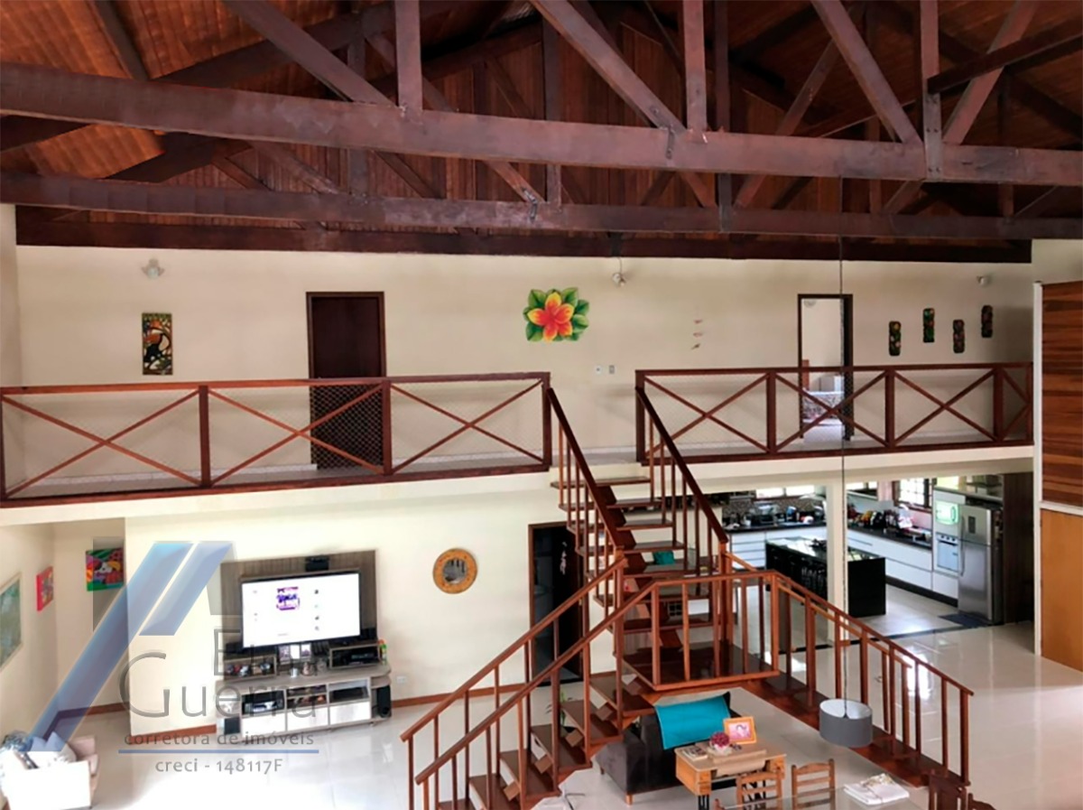 Ubatuba, Itaguá - Casa sobrado em bairro nobre de com 03 suítes e área de lazer.