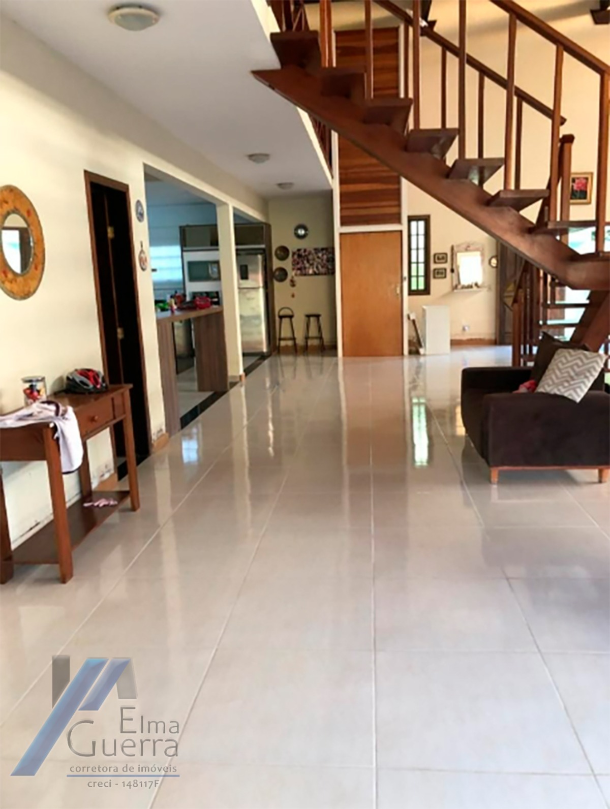Ubatuba, Itaguá - Casa sobrado em bairro nobre de com 03 suítes e área de lazer.