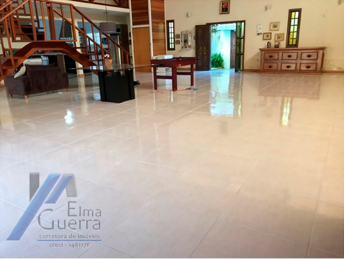 Ubatuba, Itaguá - Casa sobrado em bairro nobre de com 03 suítes e área de lazer.