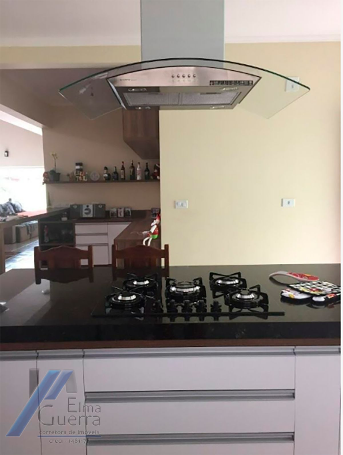 Ubatuba, Itaguá - Casa sobrado em bairro nobre de com 03 suítes e área de lazer.