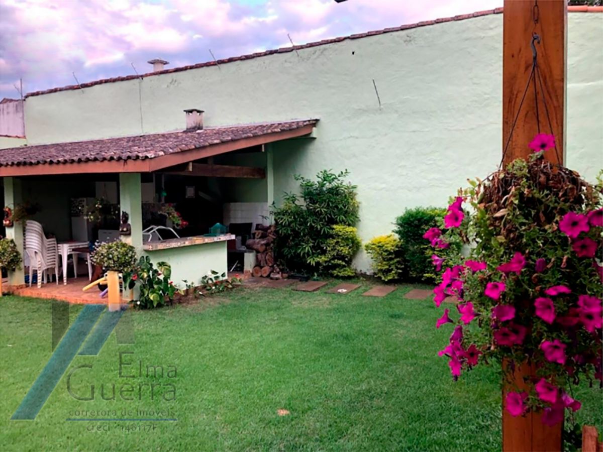 Ubatuba, Itaguá - Casa sobrado em bairro nobre de com 03 suítes e área de lazer.