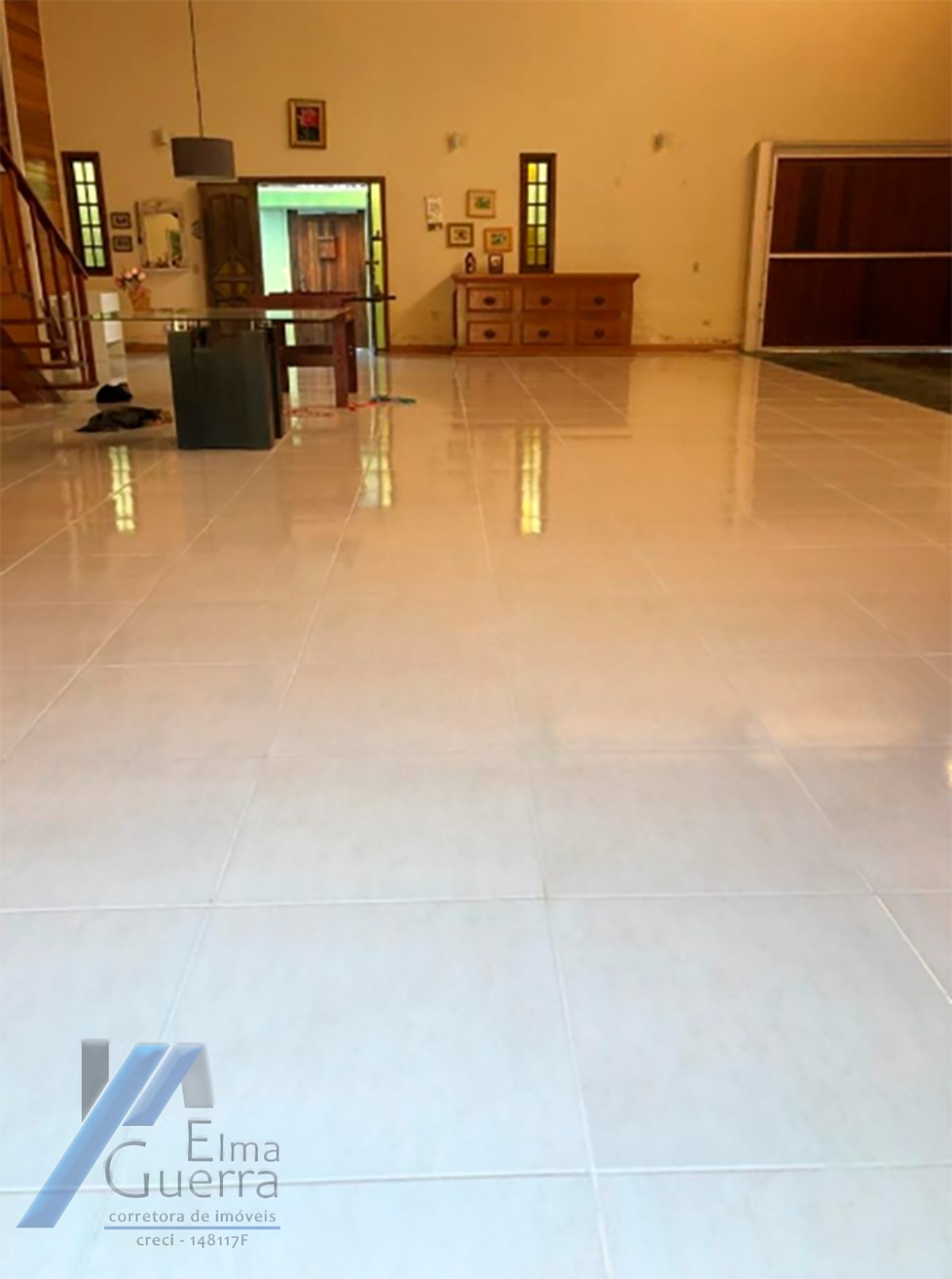 Ubatuba, Itaguá - Casa sobrado em bairro nobre de com 03 suítes e área de lazer.