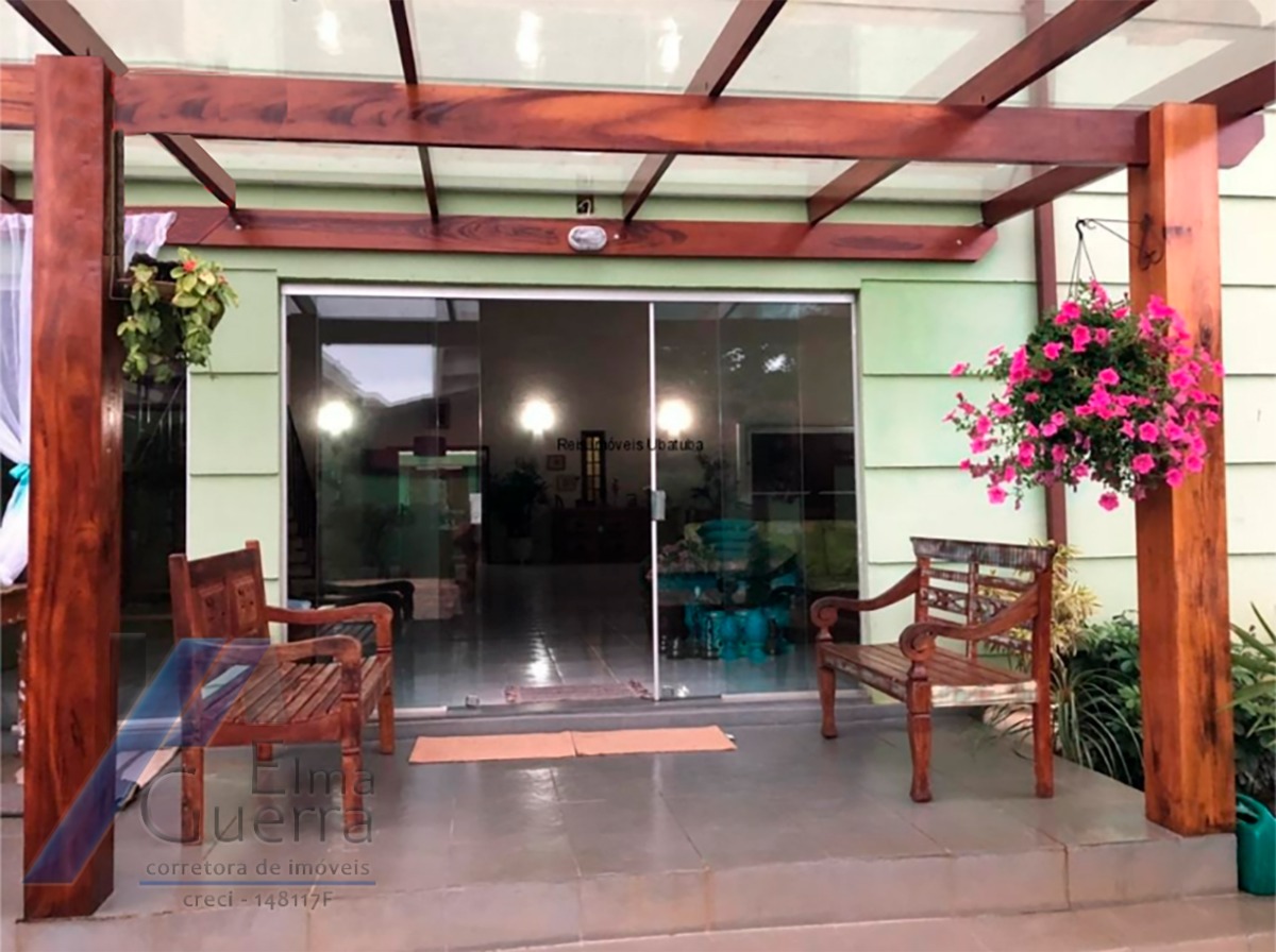 Ubatuba, Itaguá - Casa sobrado em bairro nobre de com 03 suítes e área de lazer.