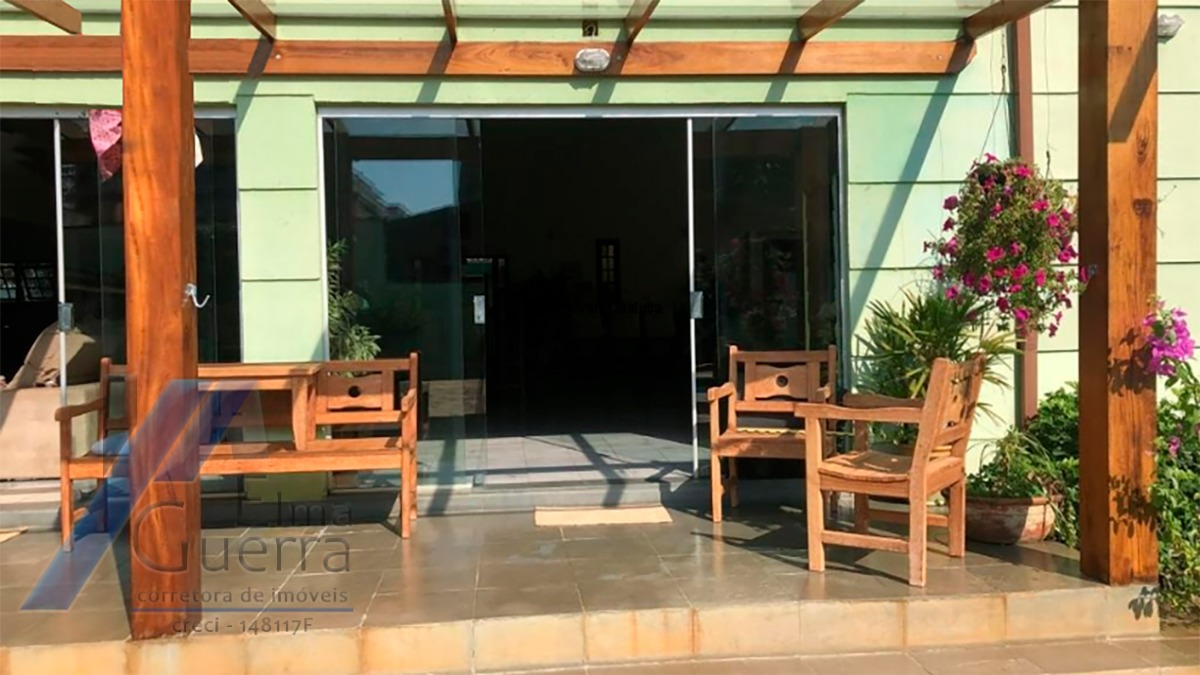 Ubatuba, Itaguá - Casa sobrado em bairro nobre de com 03 suítes e área de lazer.