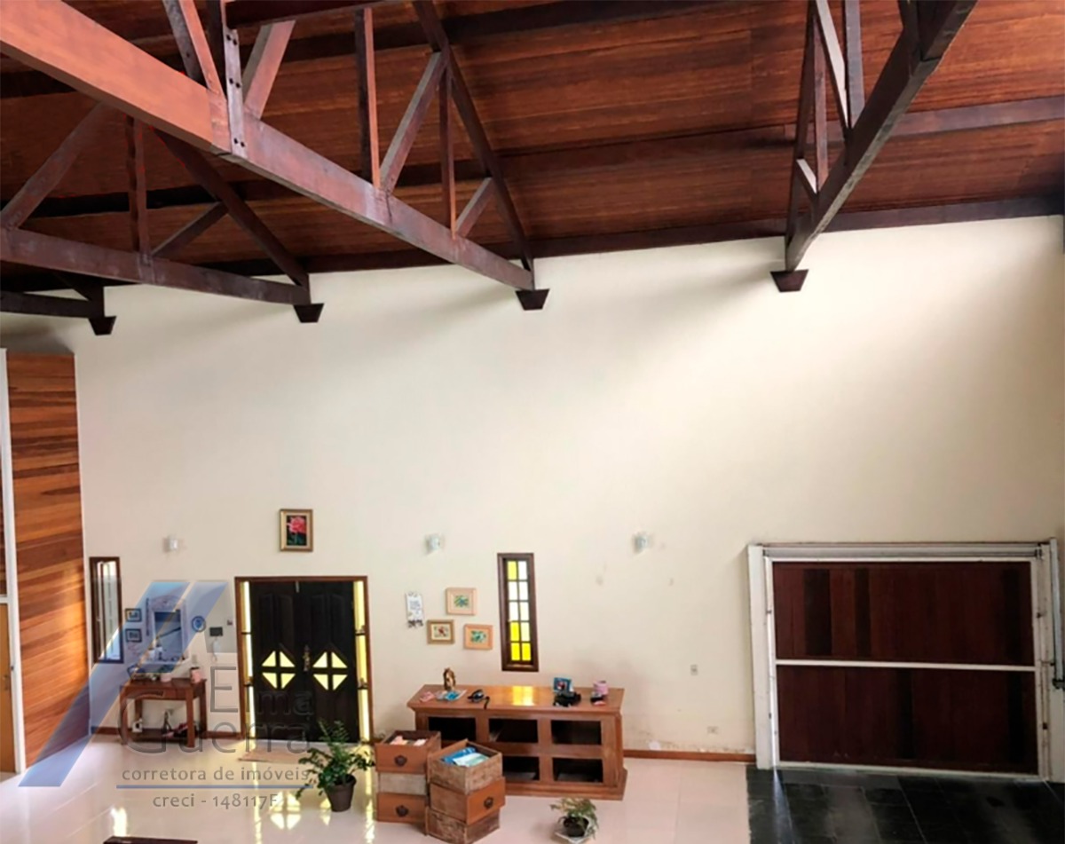 Ubatuba, Itaguá - Casa sobrado em bairro nobre de com 03 suítes e área de lazer.