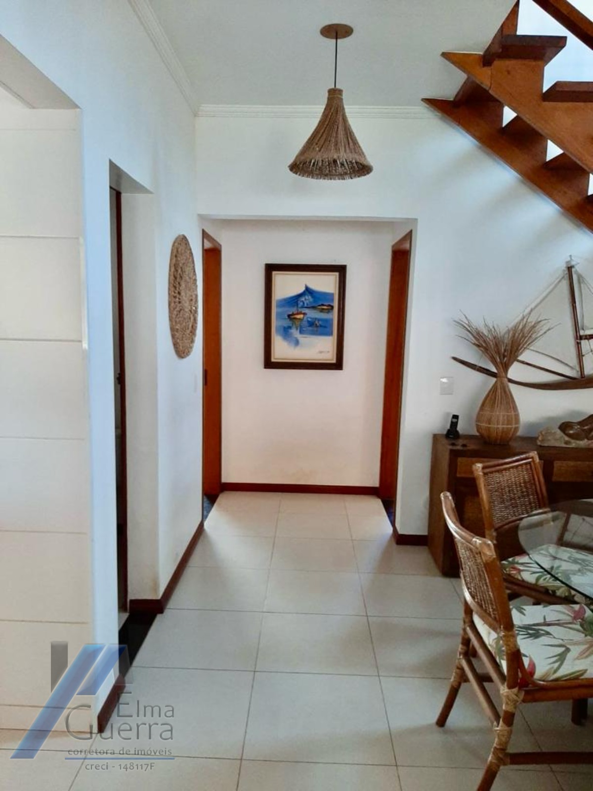 Ubatuba, Toninhas - Casa sobrado mobiliado próximo a praia com 04 suítes e área de lazer.