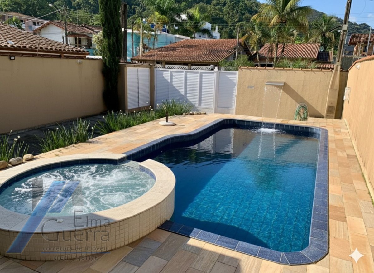 Ubatuba, Toninhas - Casa sobrado mobiliado próximo a praia com 04 suítes e área de lazer.
