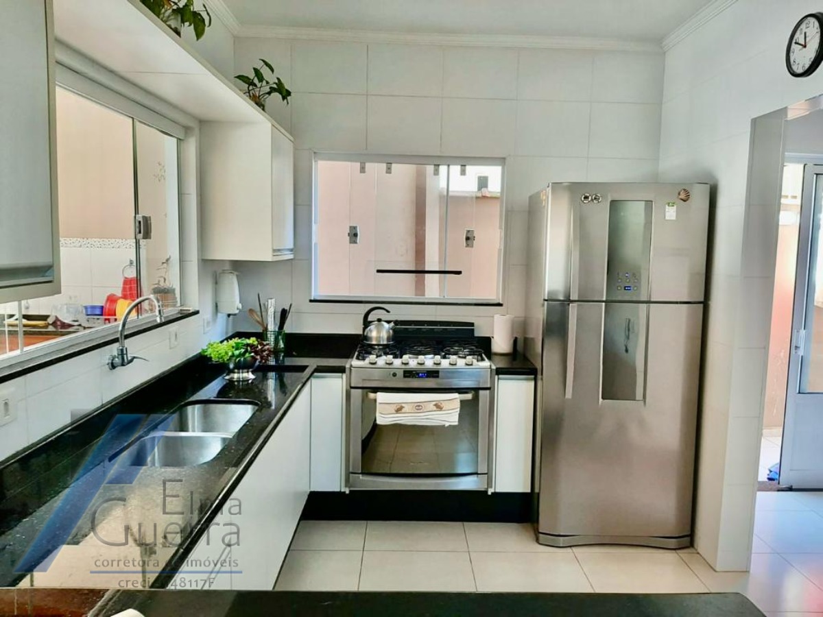 Ubatuba, Toninhas - Casa sobrado mobiliado próximo a praia com 04 suítes e área de lazer.