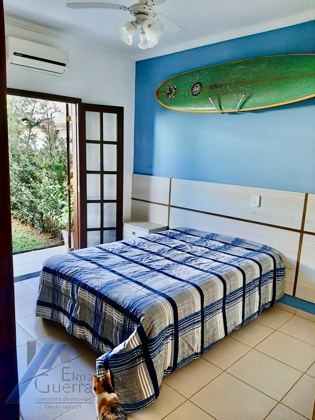 Ubatuba, Toninhas - Casa sobrado mobiliado próximo a praia com 04 suítes e área de lazer.