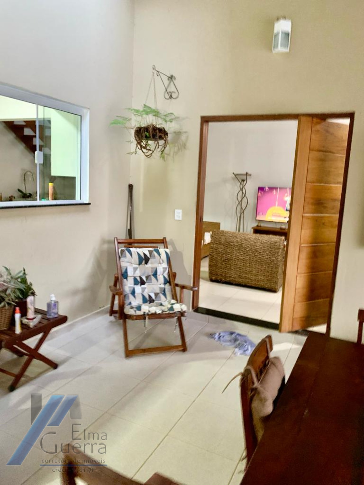 Ubatuba, Toninhas - Casa sobrado mobiliado próximo a praia com 04 suítes e área de lazer.