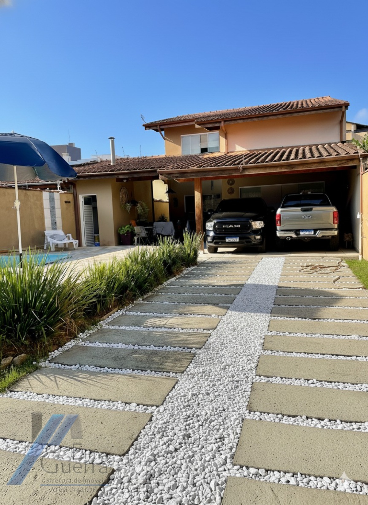 Ubatuba, Toninhas - Casa sobrado mobiliado próximo a praia com 04 suítes e área de lazer.