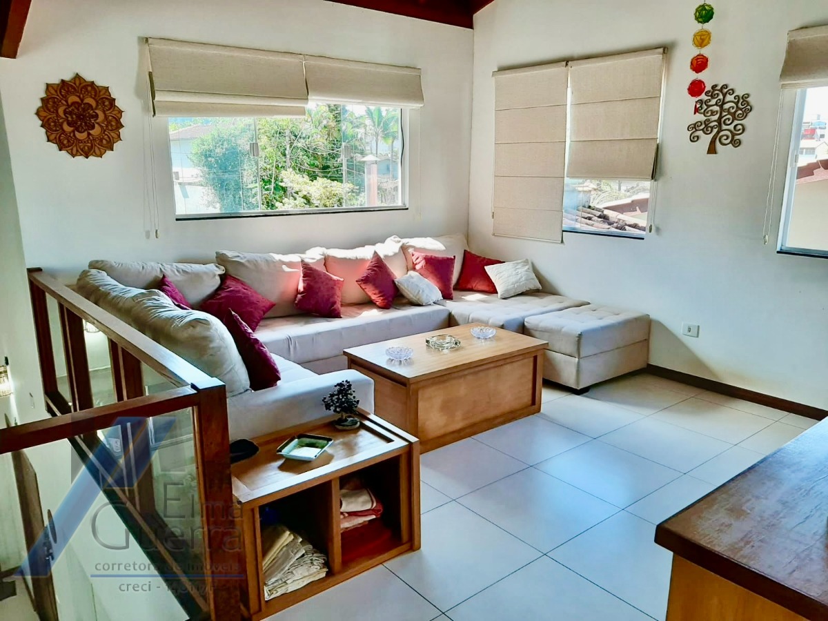 Ubatuba, Toninhas - Casa sobrado mobiliado próximo a praia com 04 suítes e área de lazer.