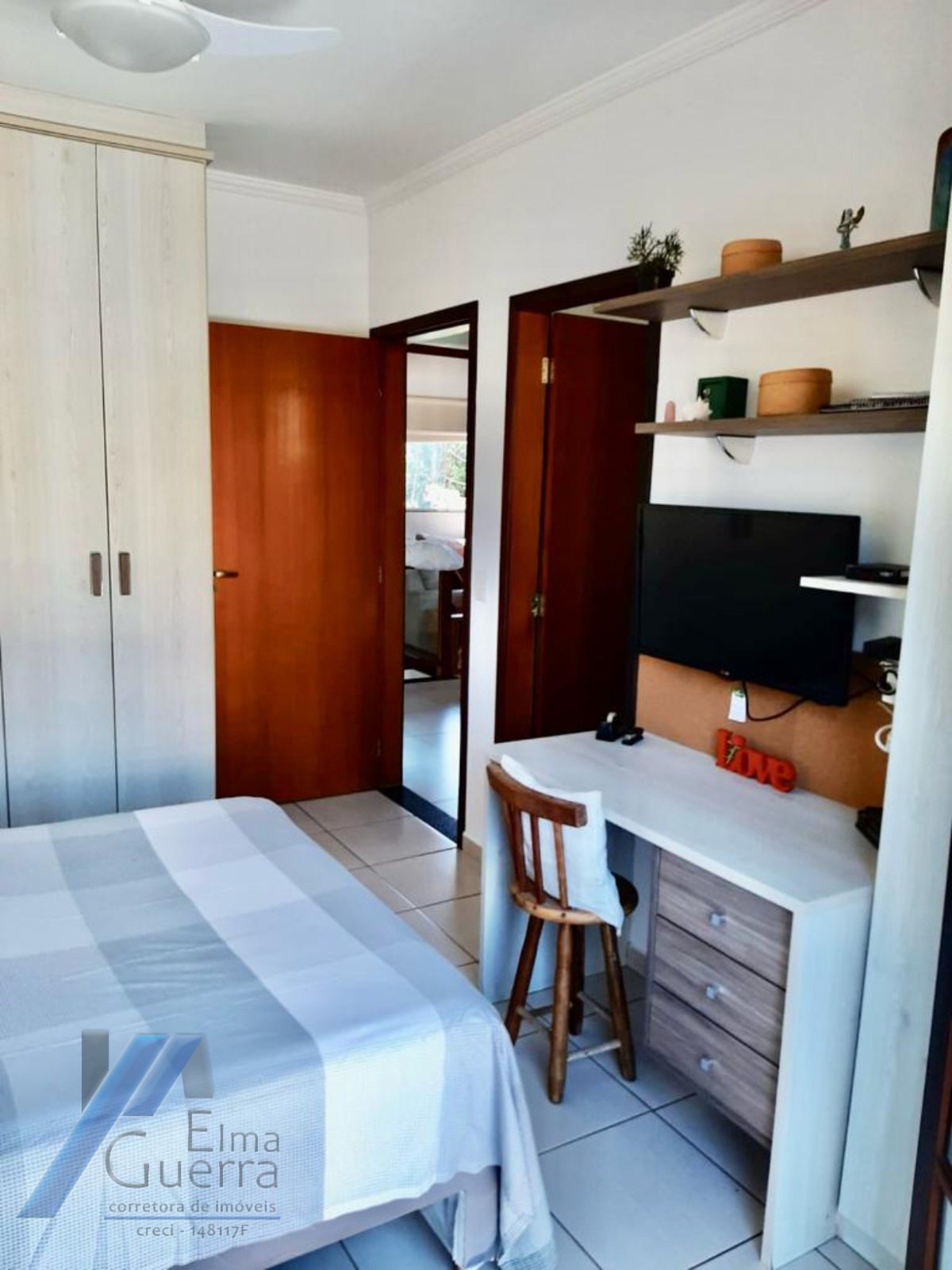 Ubatuba, Toninhas - Casa sobrado mobiliado próximo a praia com 04 suítes e área de lazer.