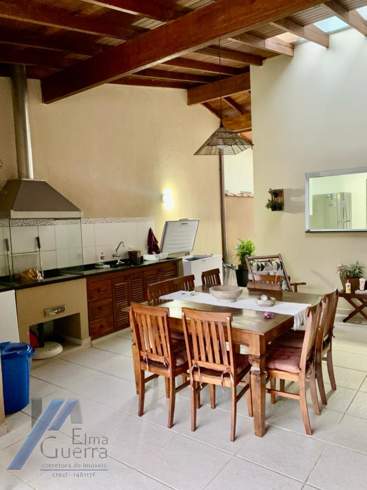Ubatuba, Toninhas - Casa sobrado mobiliado próximo a praia com 04 suítes e área de lazer.