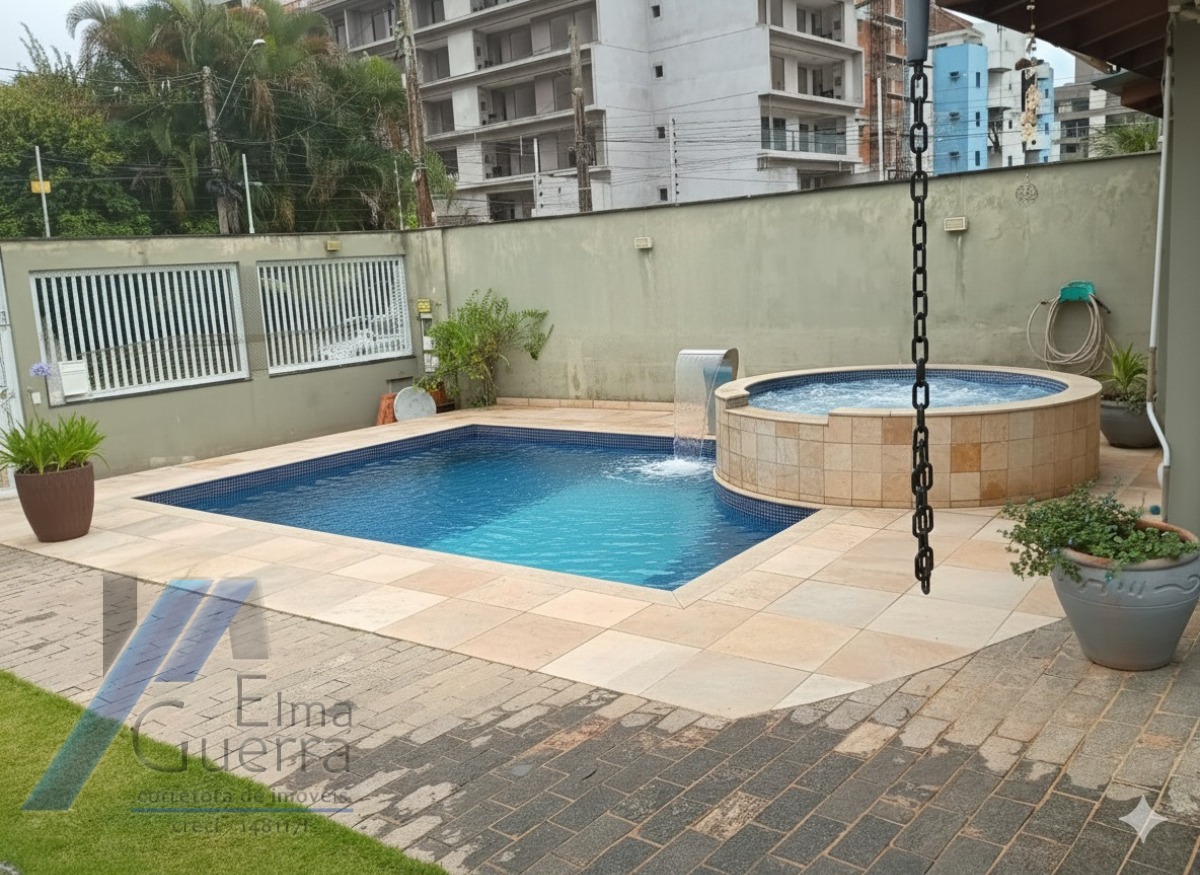 Ubatuba, Toninhas - Casa sobrado mobiliado próximo a praia com 04 suítes e área de lazer.