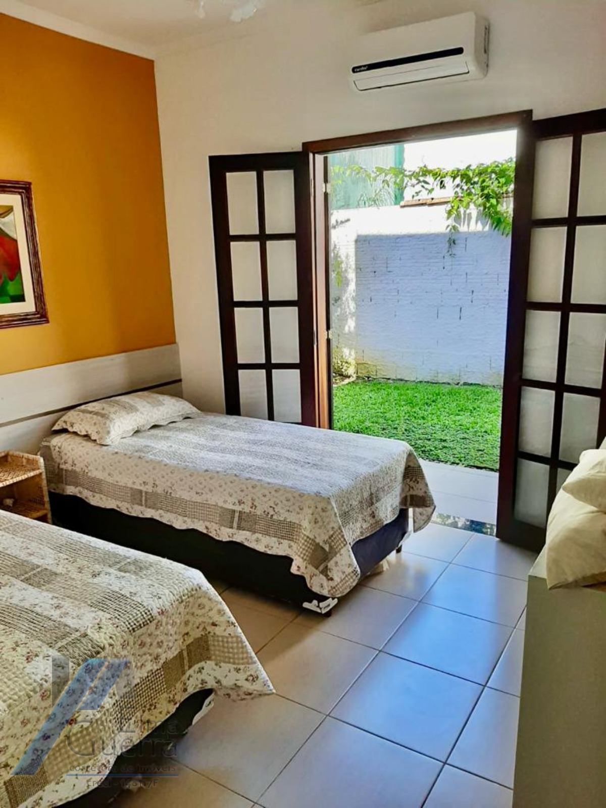Ubatuba, Toninhas - Casa sobrado mobiliado próximo a praia com 04 suítes e área de lazer.