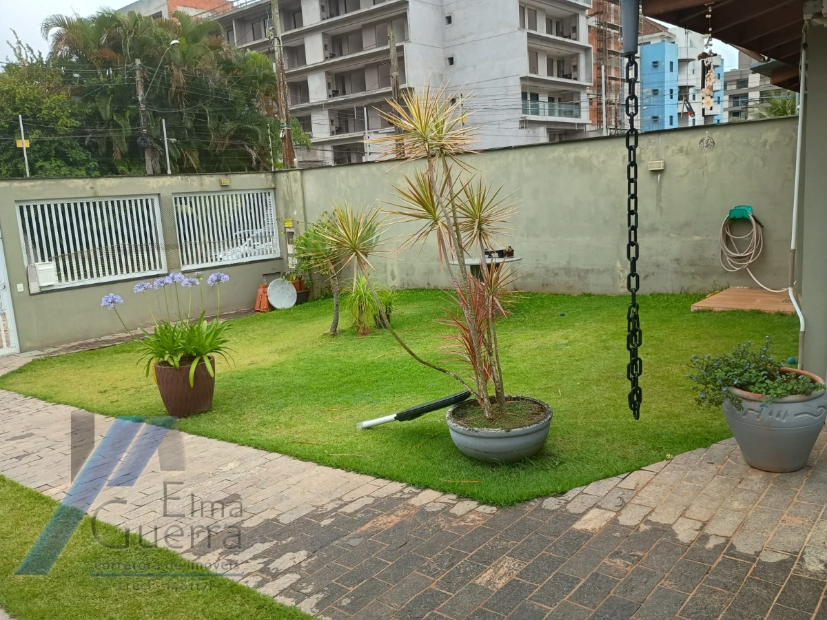 Ubatuba, Toninhas - Casa sobrado mobiliado próximo a praia com 04 suítes e área de lazer.