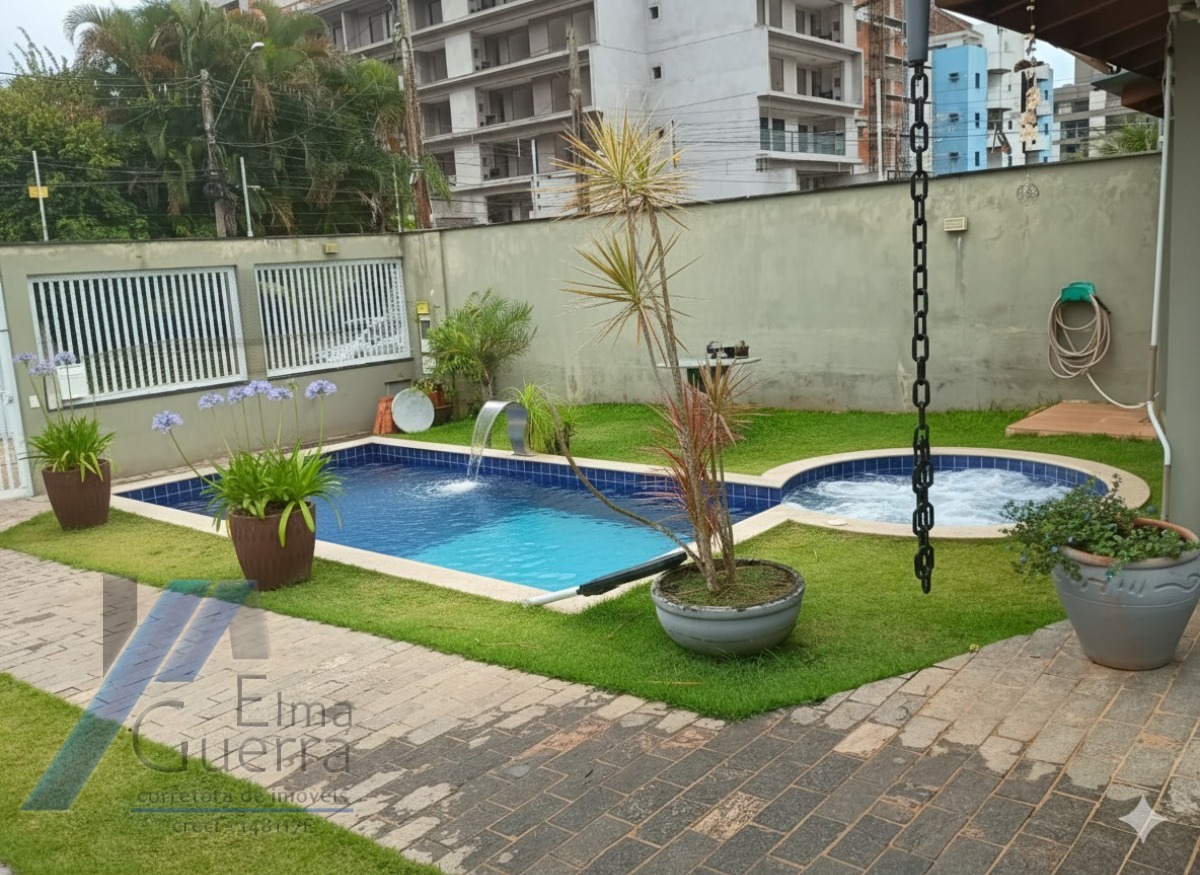Ubatuba, Toninhas - Casa sobrado mobiliado próximo a praia com 04 suítes e área de lazer.