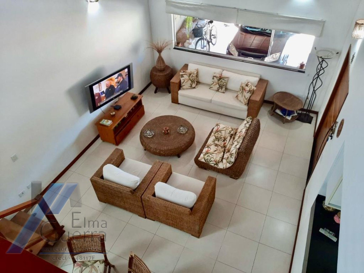 Ubatuba, Toninhas - Casa sobrado mobiliado próximo a praia com 04 suítes e área de lazer.
