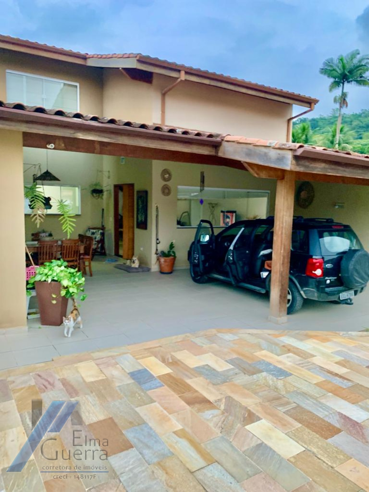 Ubatuba, Toninhas - Casa sobrado mobiliado próximo a praia com 04 suítes e área de lazer.