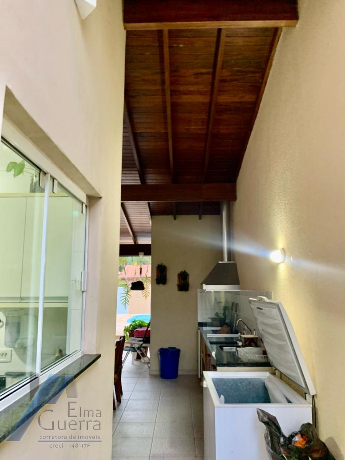 Ubatuba, Toninhas - Casa sobrado mobiliado próximo a praia com 04 suítes e área de lazer.