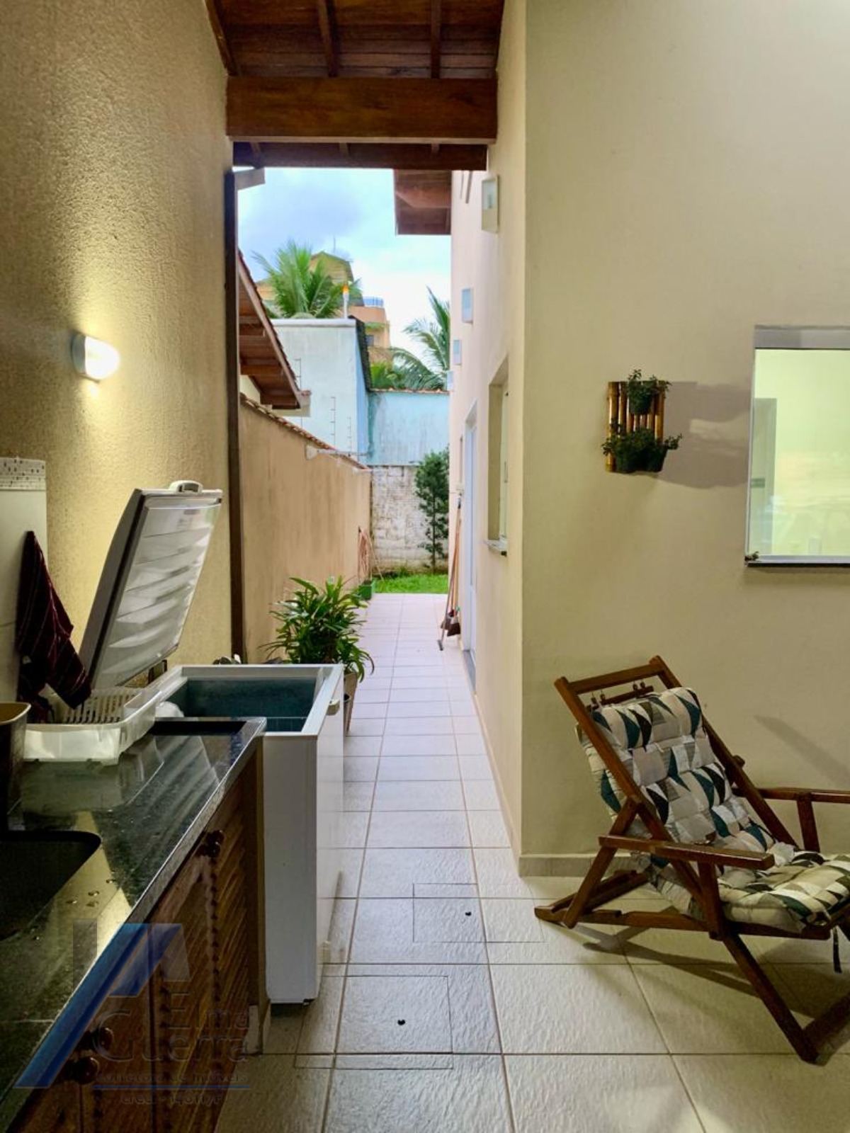 Ubatuba, Toninhas - Casa sobrado mobiliado próximo a praia com 04 suítes e área de lazer.