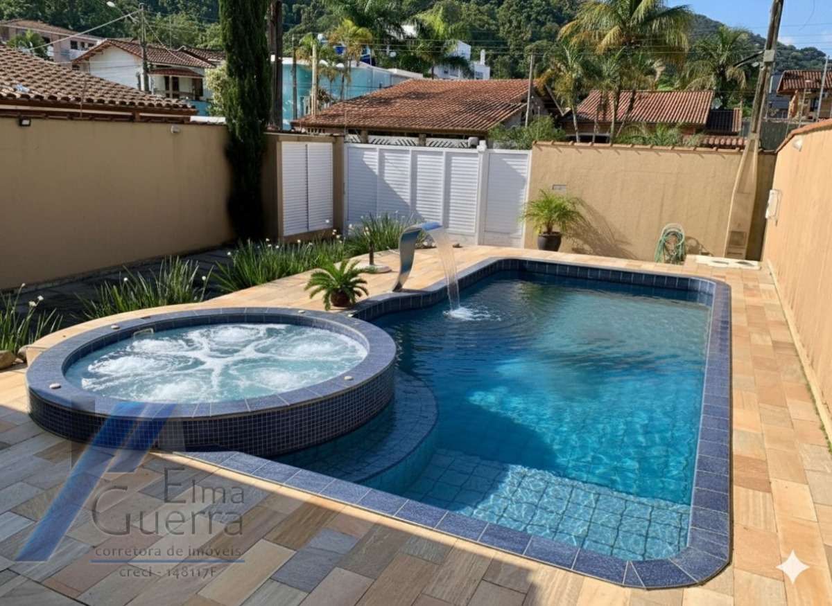 Ubatuba, Toninhas - Casa sobrado mobiliado próximo a praia com 04 suítes e área de lazer.