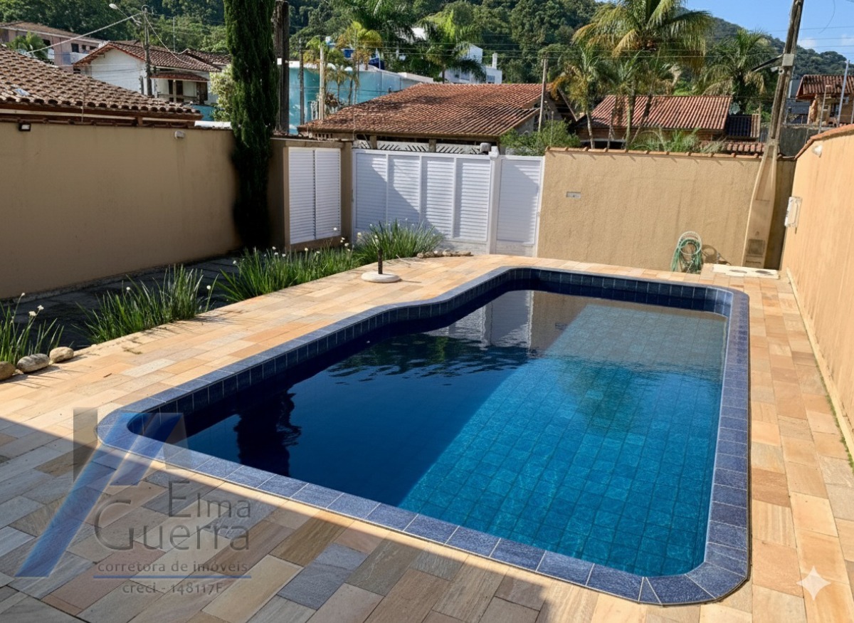 Ubatuba, Toninhas - Casa sobrado mobiliado próximo a praia com 04 suítes e área de lazer.
