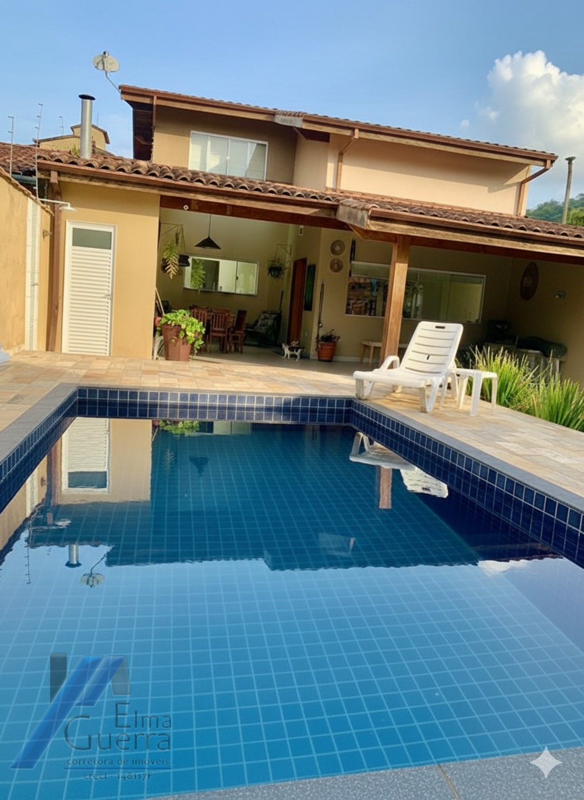 Ubatuba, Toninhas - Casa sobrado mobiliado próximo a praia com 04 suítes e área de lazer.