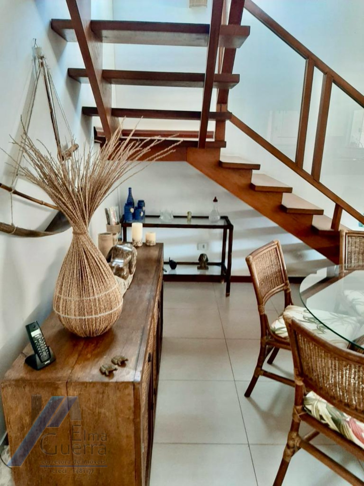 Ubatuba, Toninhas - Casa sobrado mobiliado próximo a praia com 04 suítes e área de lazer.