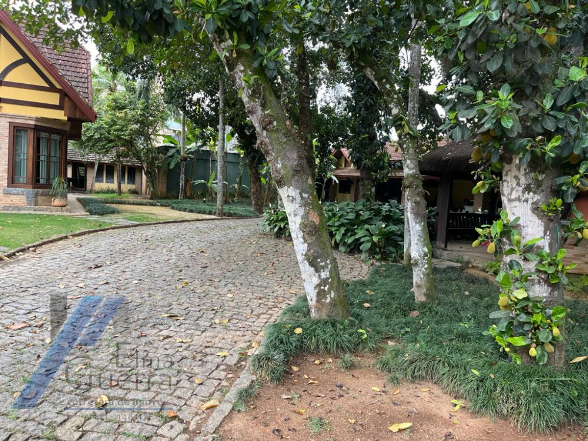 Ubatuba, Centro - Casa Sobrado, ótima localização, 03 dormitoriso sendo 01 suíte master e área de lazer.