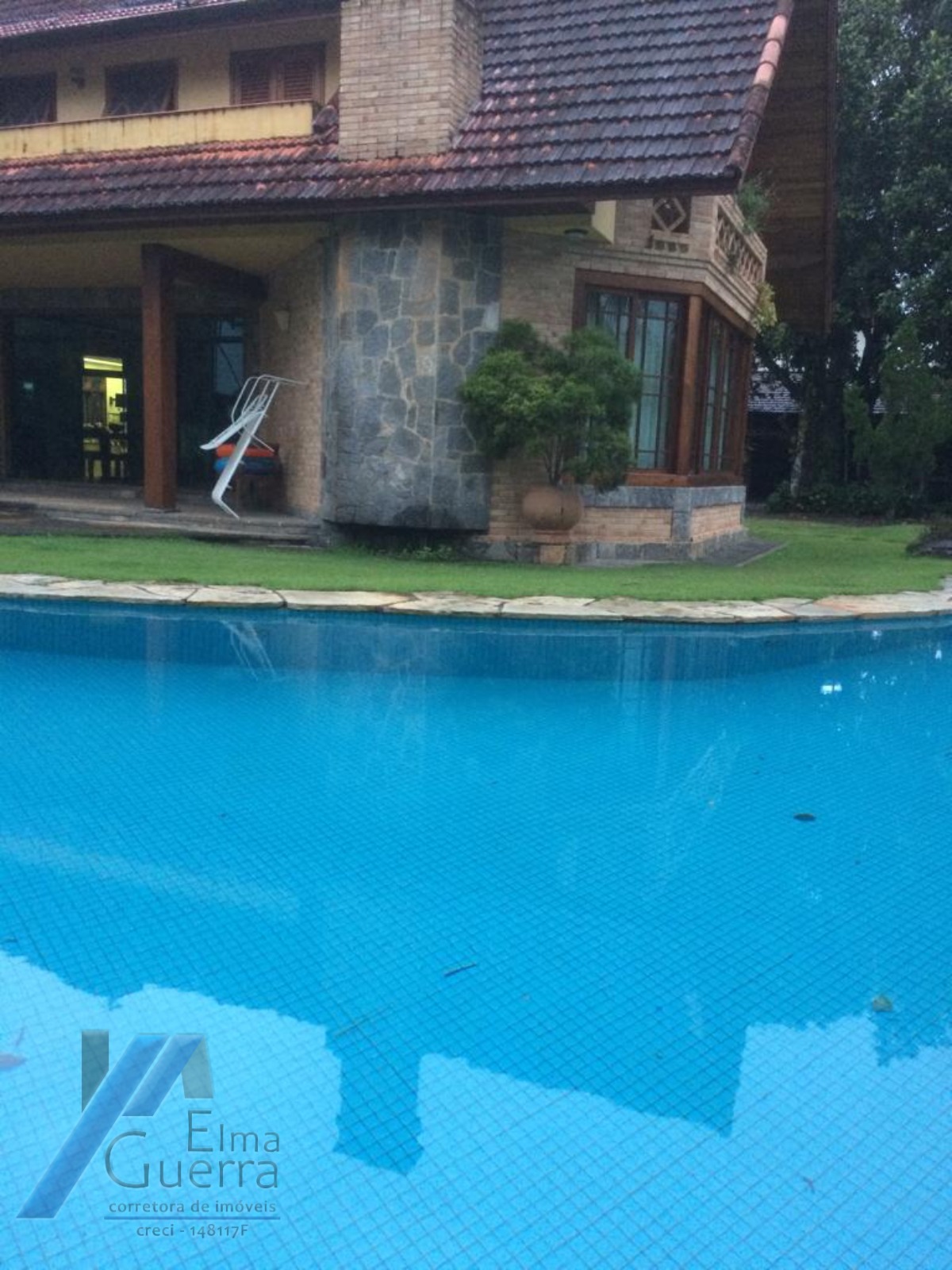Ubatuba, Centro - Casa Sobrado, ótima localização, 03 dormitoriso sendo 01 suíte master e área de lazer.