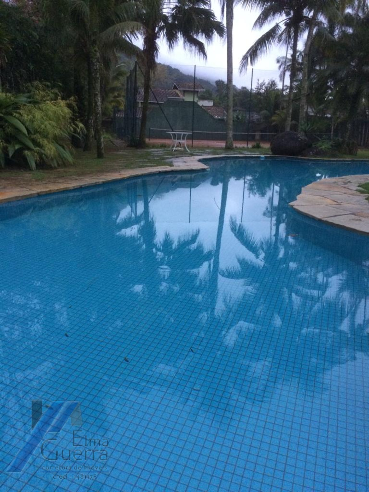 Ubatuba, Centro - Casa Sobrado, ótima localização, 03 dormitoriso sendo 01 suíte master e área de lazer.