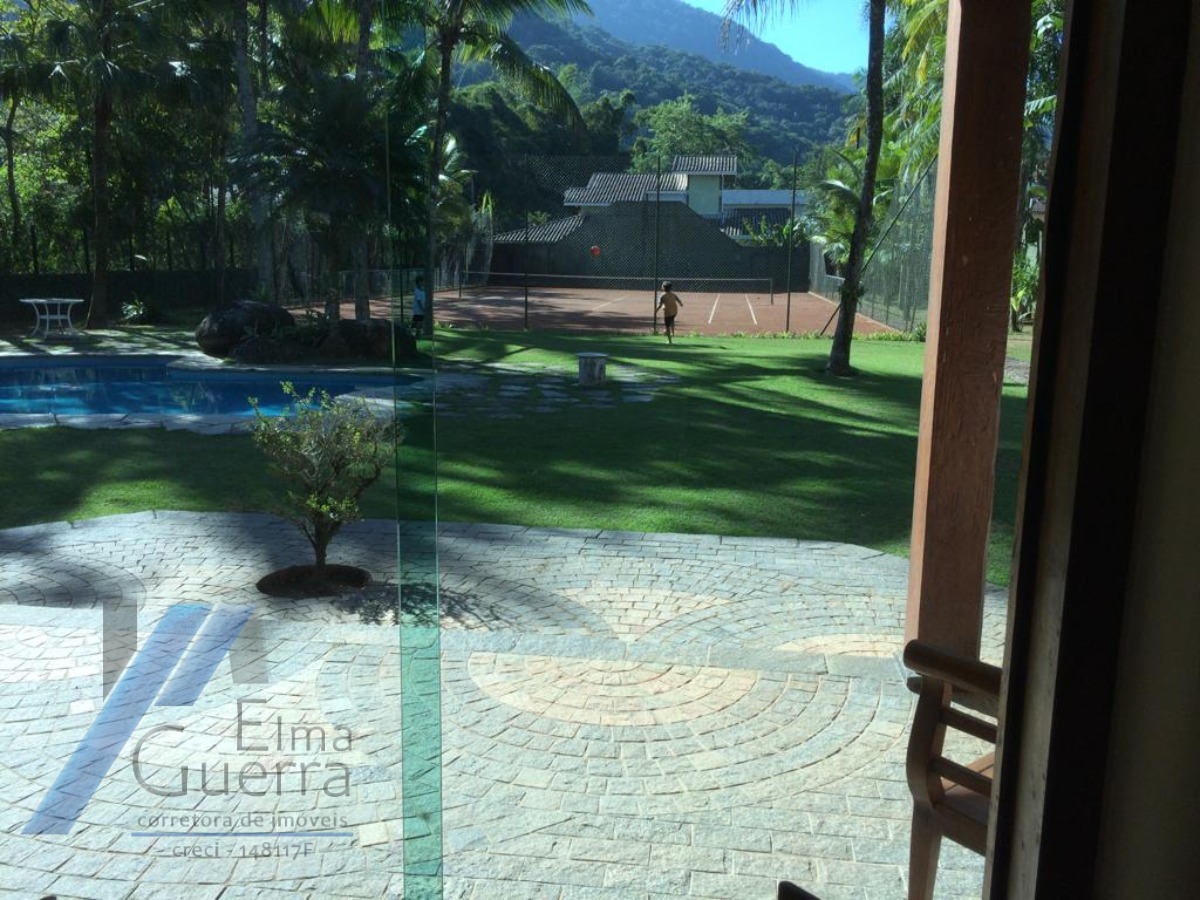 Ubatuba, Centro - Casa Sobrado, ótima localização, 03 dormitoriso sendo 01 suíte master e área de lazer.