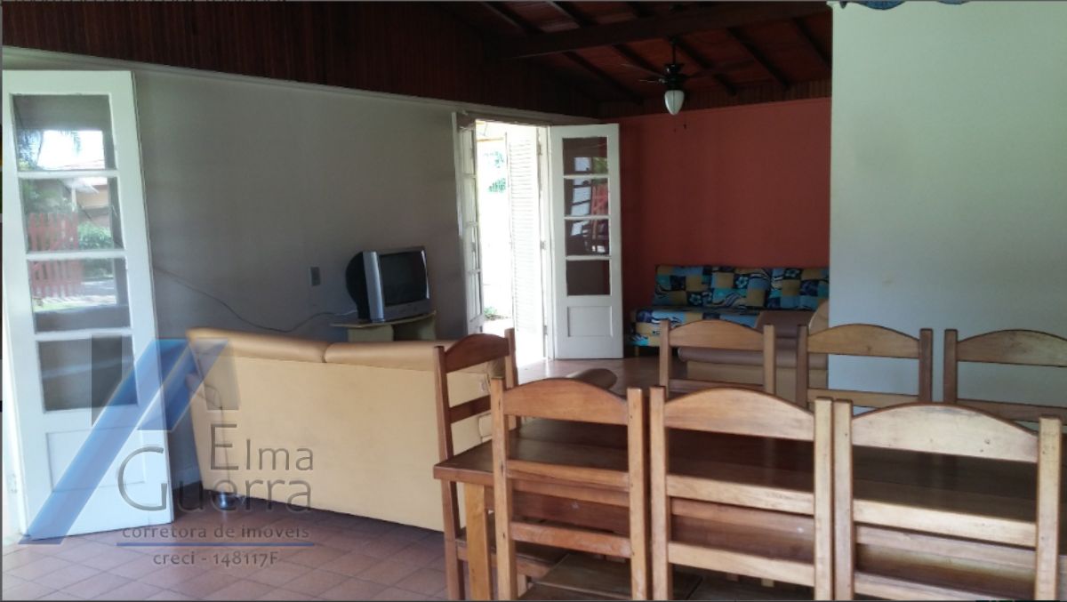 Ubatuba, Toninhas, Casa com 03 dormitórios sendo 01 suite, a 100 metros do mar.
