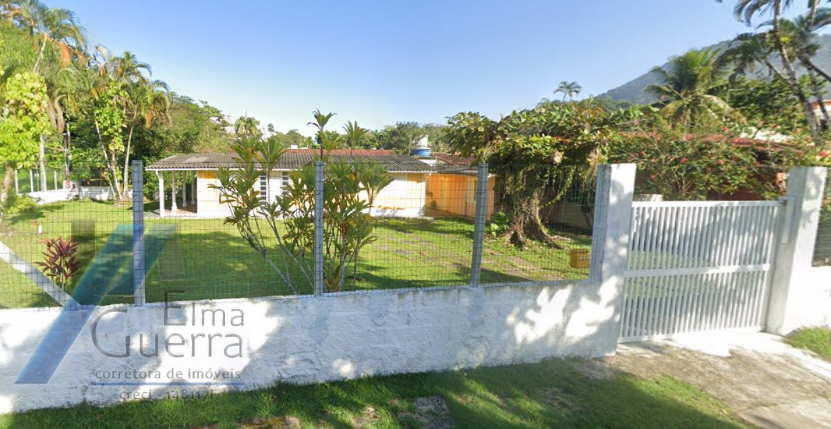 Ubatuba, Toninhas, Casa com 03 dormitórios sendo 01 suite, a 100 metros do mar.