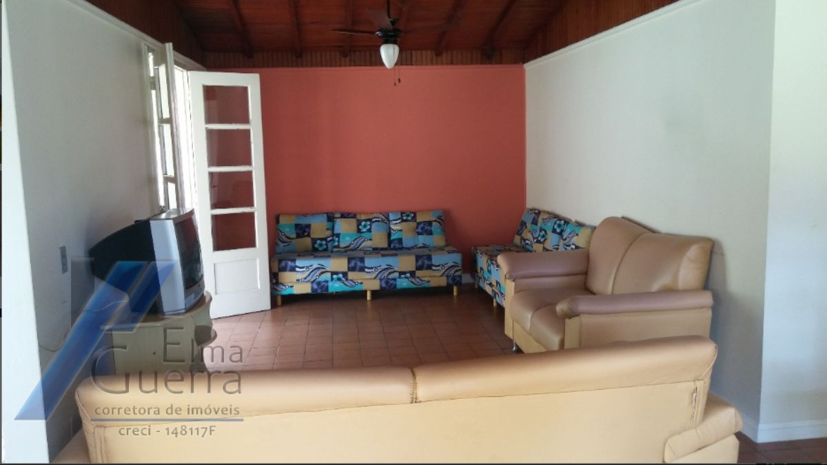 Ubatuba, Toninhas, Casa com 03 dormitórios sendo 01 suite, a 100 metros do mar.