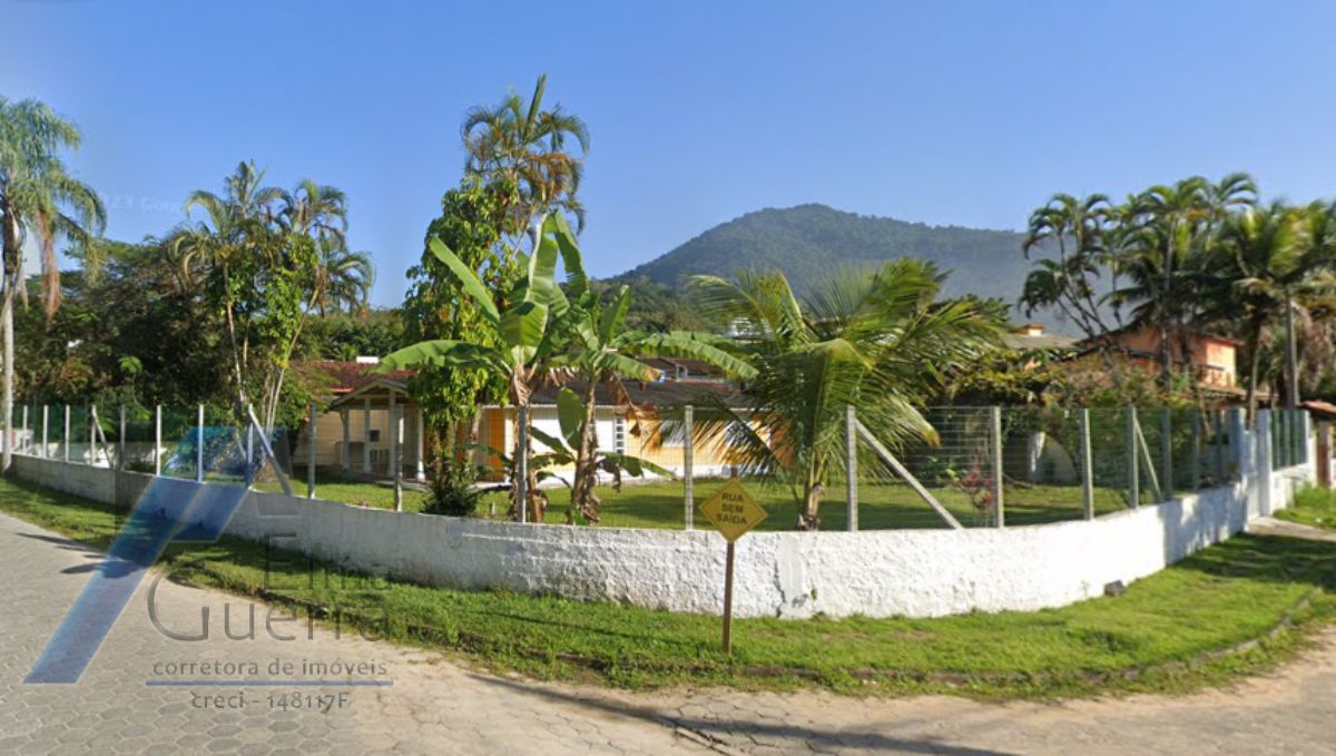 Ubatuba, Toninhas, Casa com 03 dormitórios sendo 01 suite, a 100 metros do mar.