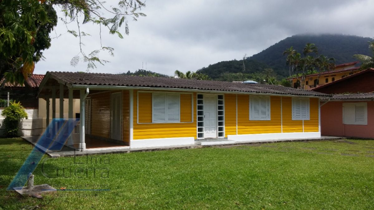Ubatuba, Toninhas, Casa com 03 dormitórios sendo 01 suite, a 100 metros do mar.