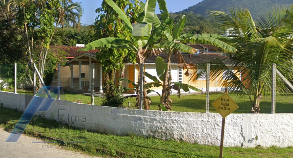 Ubatuba, Toninhas, Casa com 03 dormitórios sendo 01 suite, a 100 metros do mar.