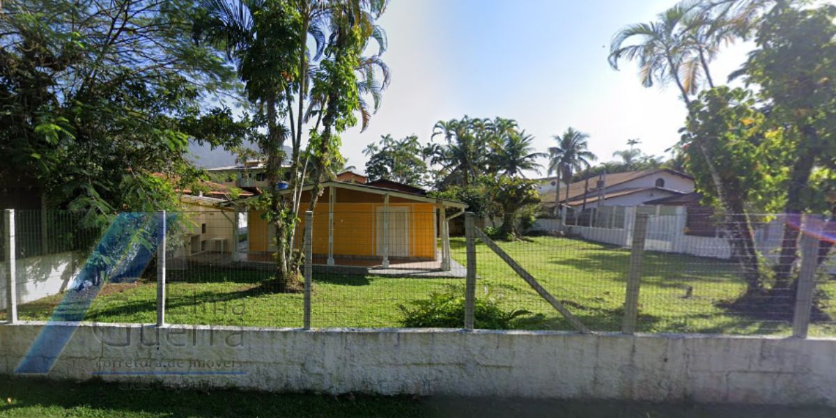 Ubatuba, Toninhas, Casa com 03 dormitórios sendo 01 suite, a 100 metros do mar.