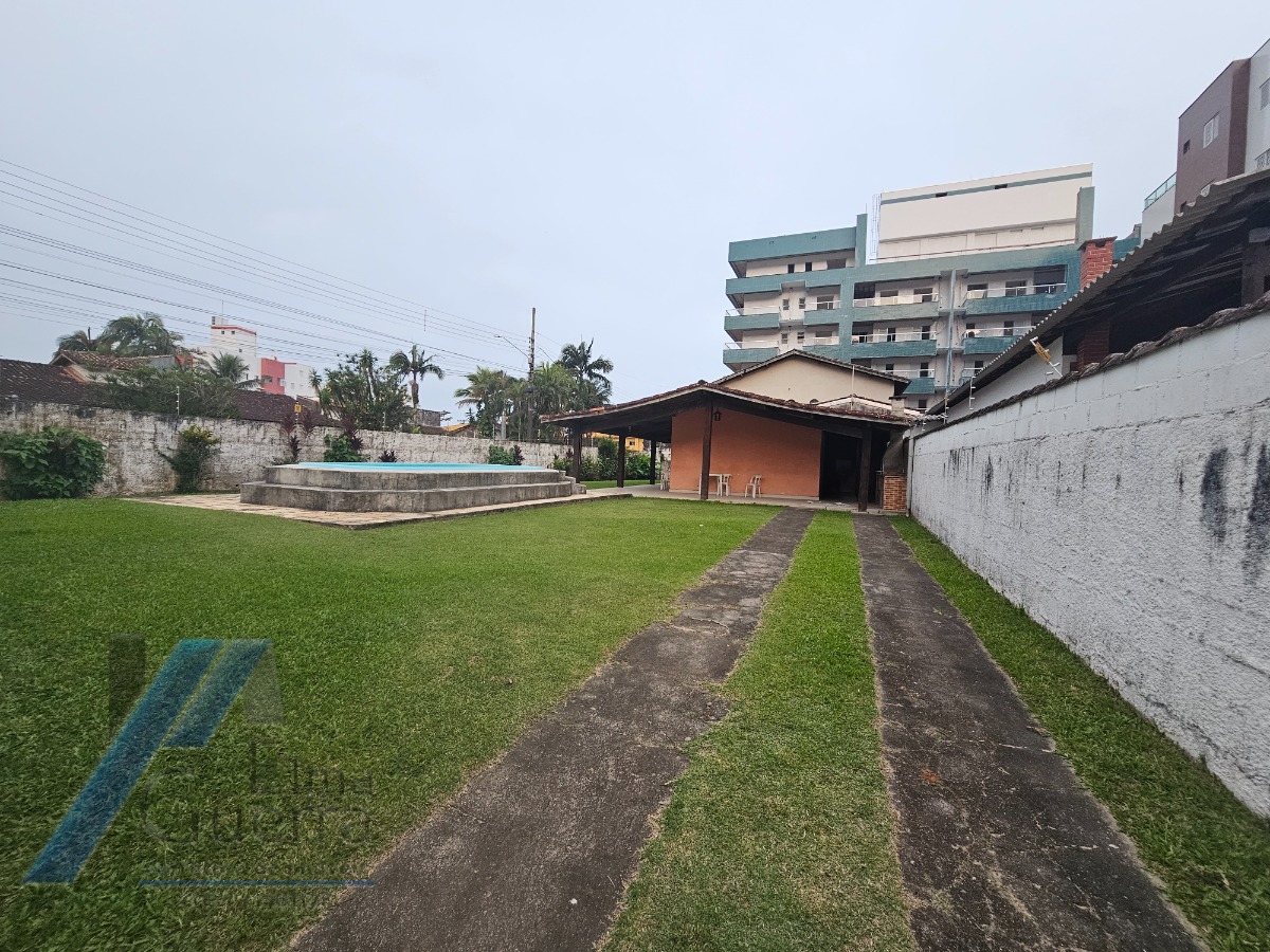 Ubatuba, Toninhas - Casa com 3 dormitórios sendo 01 suite, piscina e área gourmet a 600mts da praia.