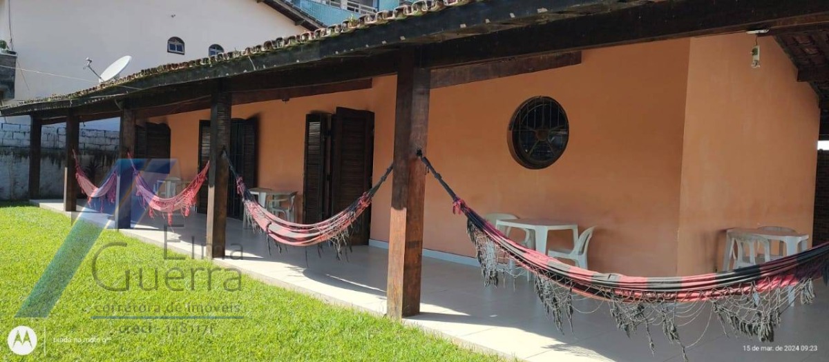 Ubatuba, Toninhas - Casa com 3 dormitórios sendo 01 suite, piscina e área gourmet a 600mts da praia.