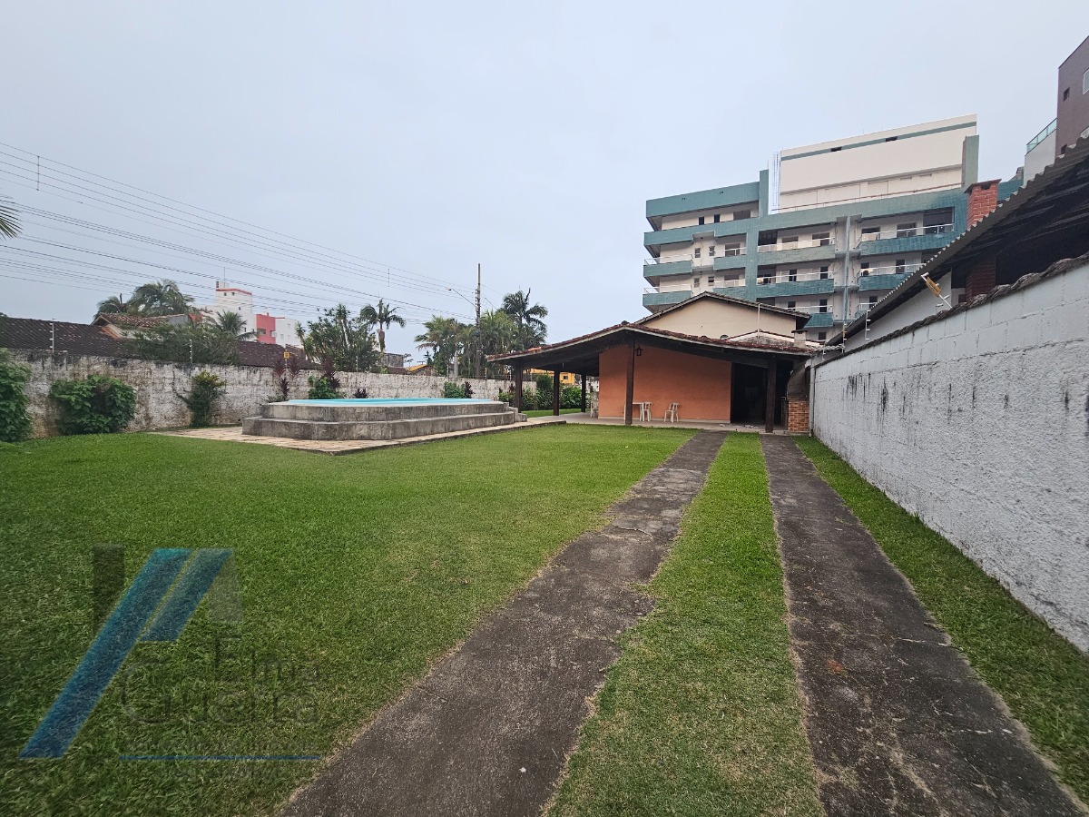 Ubatuba, Toninhas - Casa com 3 dormitórios sendo 01 suite, piscina e área gourmet a 600mts da praia.