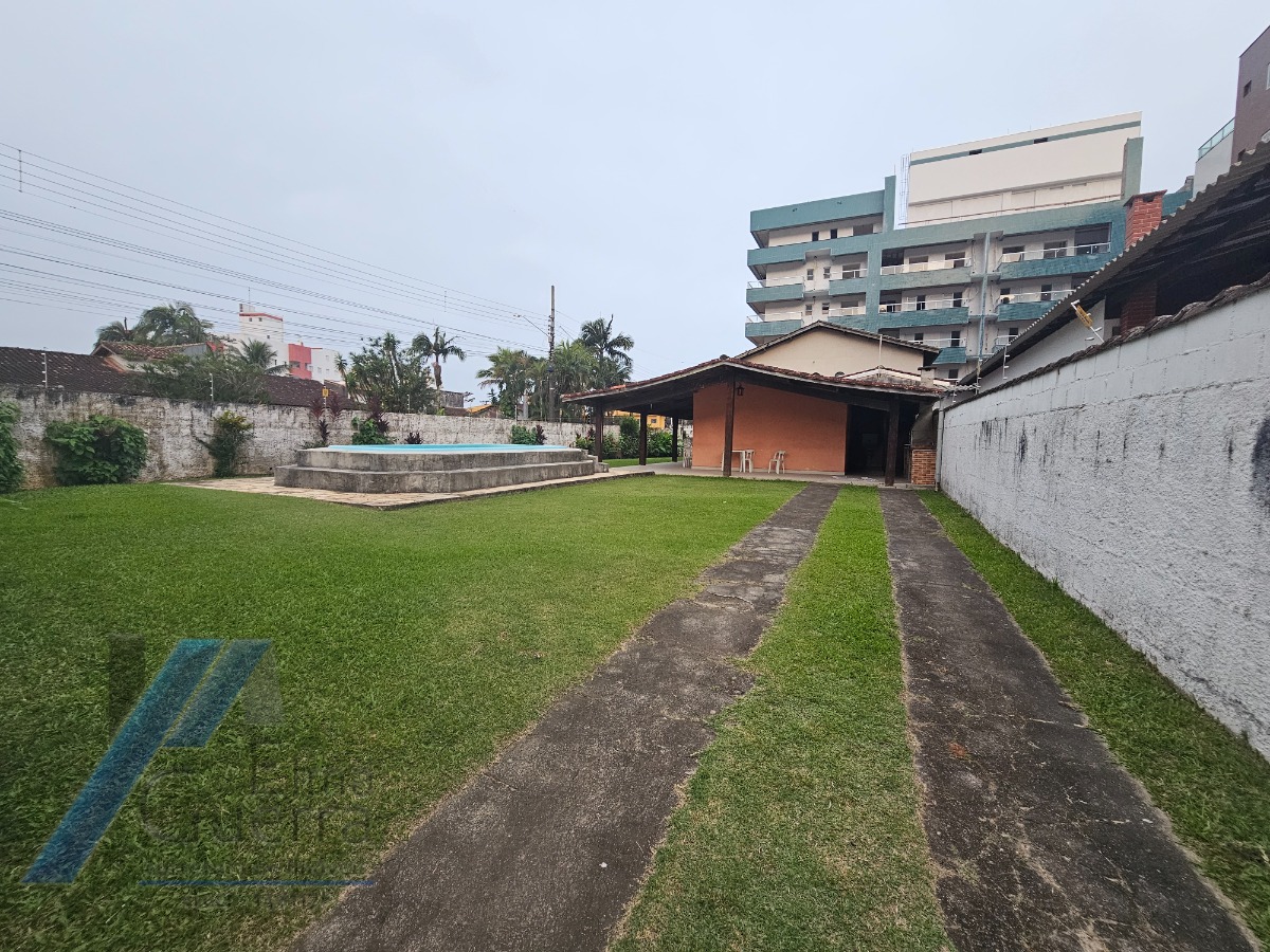 Ubatuba, Toninhas - Casa com 3 dormitórios sendo 01 suite, piscina e área gourmet a 600mts da praia.