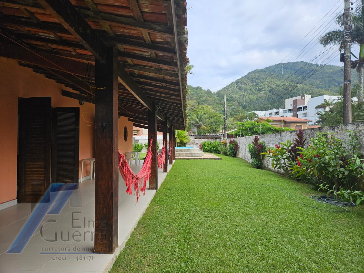 Ubatuba, Toninhas - Casa com 3 dormitórios sendo 01 suite, piscina e área gourmet a 600mts da praia.
