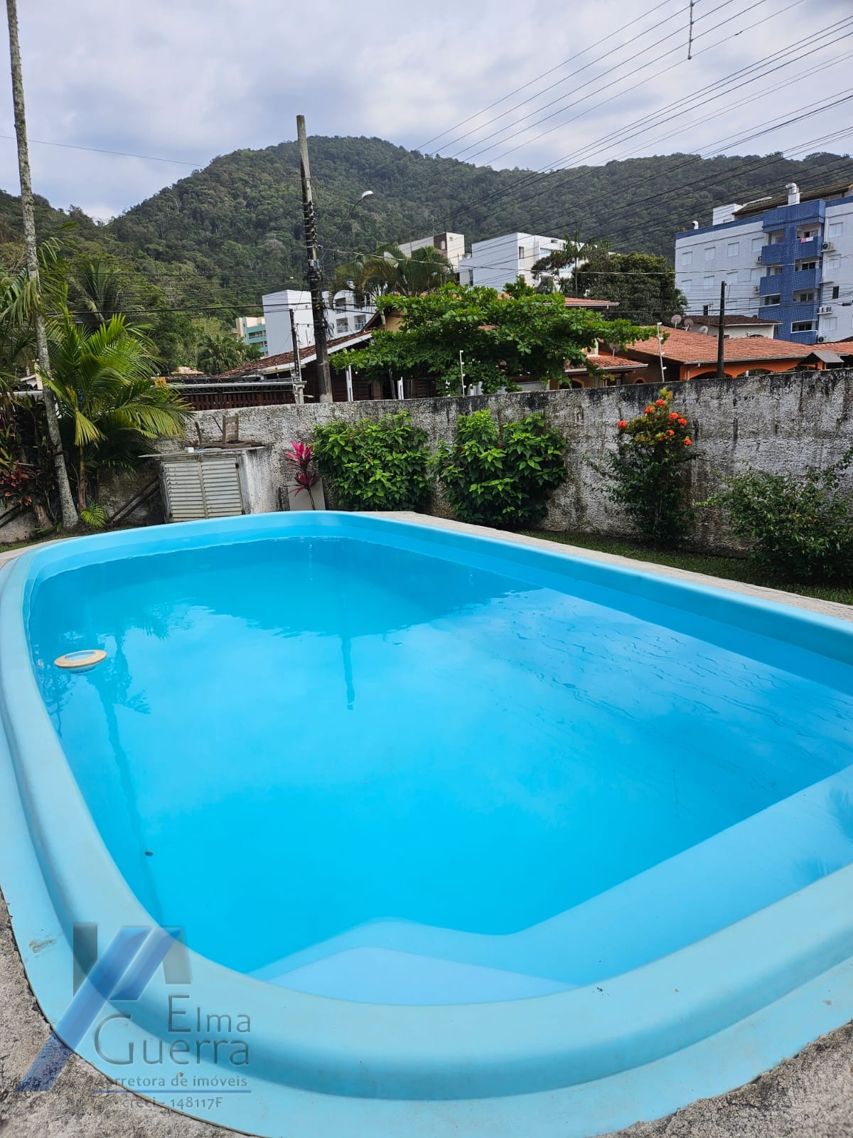 Ubatuba, Toninhas - Casa com 3 dormitórios sendo 01 suite, piscina e área gourmet a 600mts da praia.