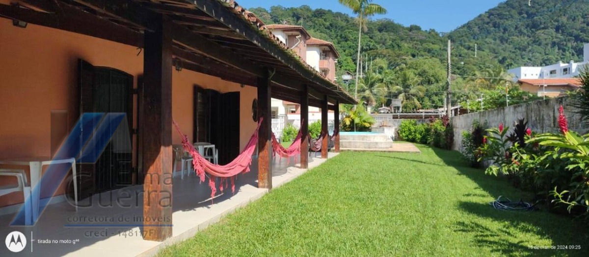Ubatuba, Toninhas - Casa com 3 dormitórios sendo 01 suite, piscina e área gourmet a 600mts da praia.