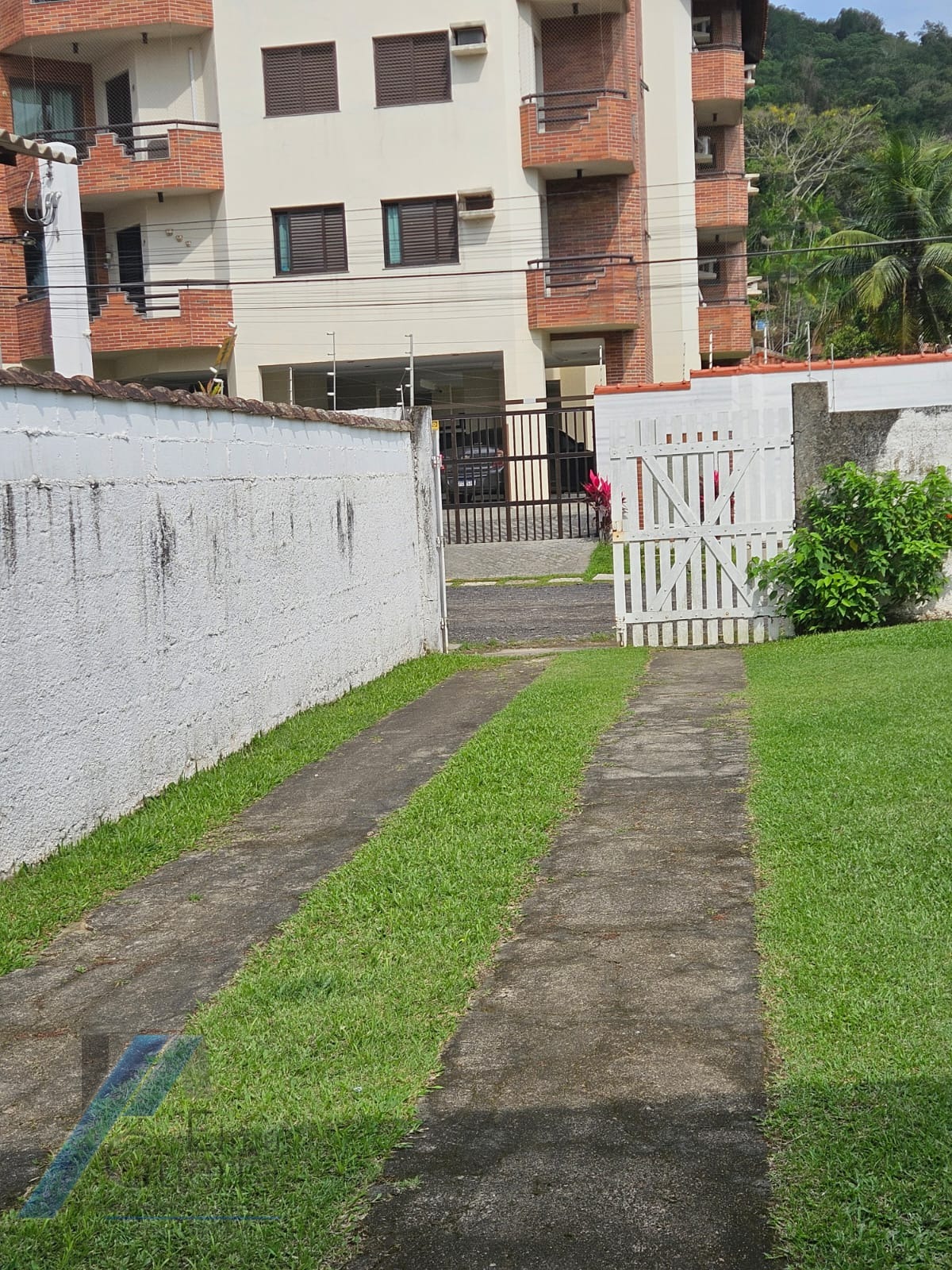 Ubatuba, Toninhas - Casa com 3 dormitórios sendo 01 suite, piscina e área gourmet a 600mts da praia.