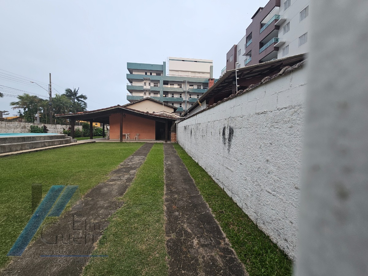 Ubatuba, Toninhas - Casa com 3 dormitórios sendo 01 suite, piscina e área gourmet a 600mts da praia.